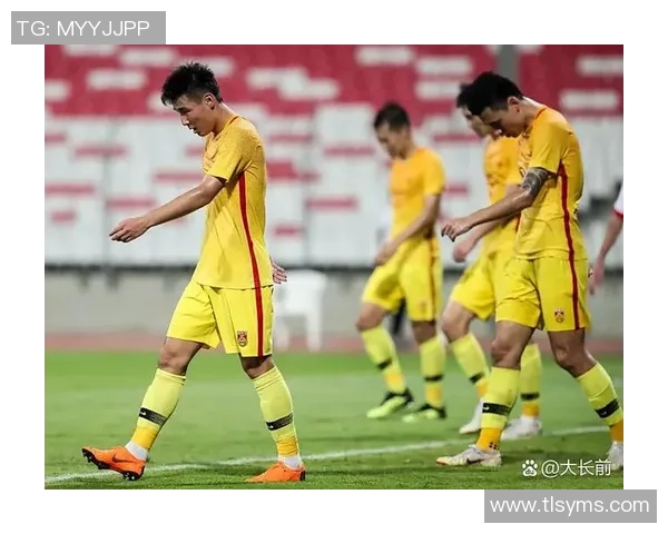 足球迷暴力袭击球星现场视频曝光 球员遭遇惊险一刻引发广泛关注